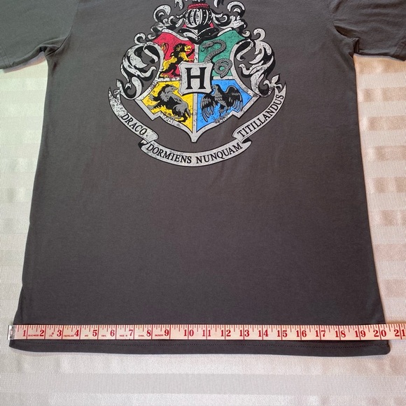 Harry Potter Hogwarts Crest T-shirt Sz L from universal Studios Gray EUC - Picture 6 of 9